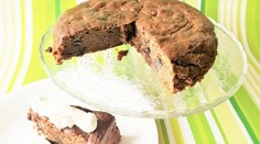 RECEPT NA DNES: Čokoládová torta so sušenými slivkami