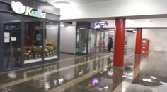 Po búrke ostávajú zaplavené podchody aj križovatky. Pri nových stavbách prichádza zmena