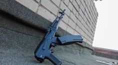 Hráč airsoftu omylom použil skutočnú zbraň. Do hrudníka s ňou postrelil svojho brata