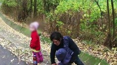 Opitá matka padla na svoje dieťa. Viac ju zaujímala fľaša s pivom