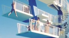 Toto muselo bolieť! Skok do bazéna si v poslednej chvíli rozmyslela