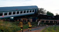 Pri Turíne vrazil vlak do kamióna uviaznutého na koľajach, dvaja mŕtvi