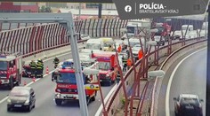 Nehoda štyroch áut, jedno zostalo na streche. Z diaľnice D1 v Bratislave hlásia aj zranených