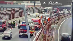 Nehoda štyroch áut, jedno zostalo na streche. Z diaľnice D1 v Bratislave hlásia aj zranených