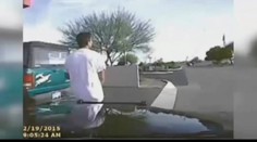 Policajná brutalita: Do podozrivého to nápalili autom