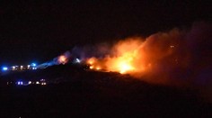 Hasiči stále bojujú s požiarom na skládke v Trnave