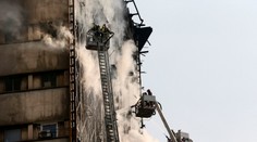 V Teheráne sa zrútila horiaca budova, zavalila 30 hasičov