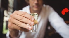 Berú si na dovolenku silný alkohol, aby zabránili otrave jedlom. Naozaj to pomáha?