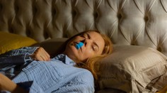 Prelepujete si v noci ústa? Odborníci hovoria, že to môže uškodiť