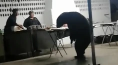 VIDEO: Medveď vydesil účastníkov párty. Kuchári sa bezmocne prizerali, ako sa pustil do jedla
