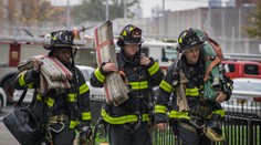 VIDEO: Muža vydesili plamene v neďalekom paneláku. Keď dorazili hasiči, zostali v šoku