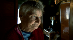 Babička sa niekedy cíti ako expozícia. Kým prišla z drevárne, izbu mala plnú turistov