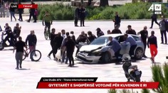 VIDEO: Auto vletelo do očkovacej zóny, zastavil ho až „kung-fu" odvážlivec