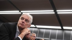 Ruský magnát Tiňkov tvrdí, že po kritike vojny na Ukrajine ho Kremeľ prinútil predať podiel v banke