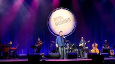 Smrť v 61 rokoch. Slávny spevák zomrel na koronavírus