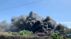 Hasičom sa podarilo zlikvidovať oheň stajní a autovrakoviska vo Vrakuni