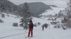 Dedinské zjazdovky pomaly zanikajú. Malé vleky hrdzavejú a ľudia preferujú veľké strediská