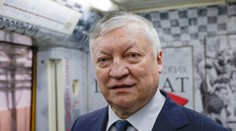 Ako poslanec vládnej strany kritizoval inváziu na Ukrajine. Šachový veľmajster Karpov leží v umelom spánku