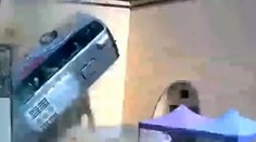 VIDEO: Autobus plný ľudí sa zrútil z diaľničného mosta. Zo záberov behá mráz po chrbte