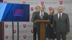 Spor o nášivku na Hlinovom saku pokračuje. Gašpar ukázal, aké by mohli nosiť poslanci Smeru