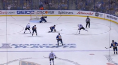 Hossa pomohol Chicagu k udržaní sa v sérii. Brankár Blues ani netušil, kde letí puk