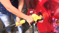 Ceny pohonných hmôt klesajú, tankovanie u susedov sa aj tak oplatí. Kde najviac?