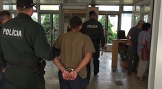 Mladíci si náhodne vybrali obeť. Ženu (62) kopali a udierali päsťou