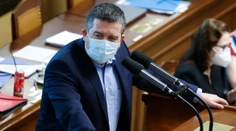 Situácia je alarmujúca. Do Česka sa vracajú celoplošné opatrenia proti šíreniu koronavírusu