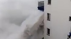 Známu dovolenkovú destináciu zasiahla prudká búrka. Obrovské vlny strhávali balkóny