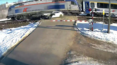 VIDEO: Nepochopiteľné správanie poľského vodiča. Prešiel cez závoru a vletel do cesty rozbehnutému vlaku
