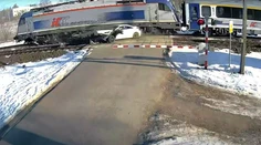 VIDEO: Nepochopiteľné správanie poľského vodiča. Prešiel cez závoru a vletel do cesty rozbehnutému vlaku