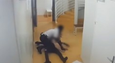 VIDEO: Policajt zbil väzňa, pretože sa nechcel vrátiť do cely