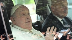 Doliečuje si plesňovú infekciu, cvičí telo aj reč. Pápežov osobný lekár opísal, ako vyzerá domáca liečba