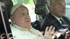 Doliečuje si plesňovú infekciu, cvičí telo aj reč. Pápežov osobný lekár opísal, ako vyzerá domáca liečba