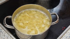 Vodu z uvarených cestovín nevylievajte. Šesť trikov, ktoré sa vám v domácnosti zídu