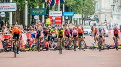 Škaredý hromadný pád na pretekoch v Londýne: Vinníčka prišla o víťazstvo pre nebezpečný manéver