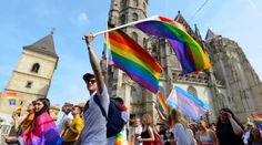 EÚ chce, aby Slovensko zlepšilo postavenie LGBTI+ ľudí. Niektorým poslancom sa kroky únie nepáčia