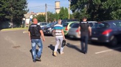 Skúšajúci bral od študentiek hotovosť, skrývali ju do indexov