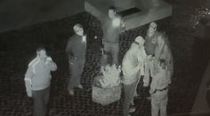 Vymočili sa na ulici a napadli viceprimátora. Pri všetkom bol vysokopostavený policajt