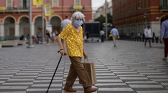 Česká vláda pošle ľuďom nad 60 rokov respirátor a päť rúšok