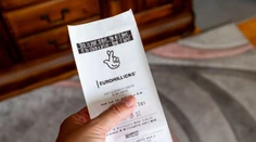 Výherca si prevzal rekordný jackpot, ktorý vyvolal stávkový ošiaľ naprieč Európou. Prezradil, ako naloží s výhrou