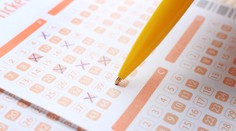 Výherné čísla sa mu zjavili vo sne. Muž spolu s manželkou vďaka jackpotu už nebudú musieť robiť