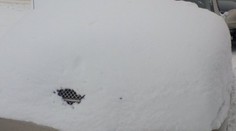 Nechce sa vám odpratať sneh z auta? Na tohto šoféra určite nemáte