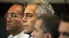 Miliardár, ktorý sexuálne zneužíval desiatky dievčat, takmer prišiel vo väzení o život