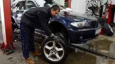 Vlna zdražovania zasiahla aj autoservisy. Doplatíme na to všetci cez drahšie poistky