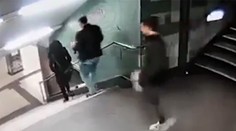 Chuligáni sa "zabávali" v metre. To, čo urobili mladej žene, je nechutné