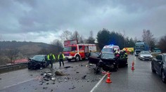 Vážna dopravná nehoda pri Ružomberku. Pri čelnej zrážke sa ťažko zranili traja ľudia