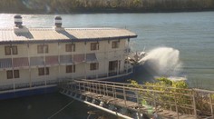 Potápala sa obytná loď na Dunaji. Hladina v podpalubí mala dosahovať takmer jeden a pol metra