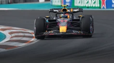 Dominancia Red Bullu pokračuje. Verstappen sa prepracoval z nevýhodnej pozície na štarte a triumfoval