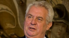 Český prezident opäť perlil. V nevhodnom čase žartoval o smrti